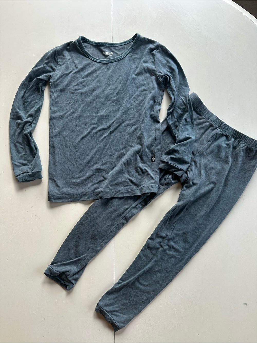 Kyte Baby two piece long sleeve pajamas size 4T